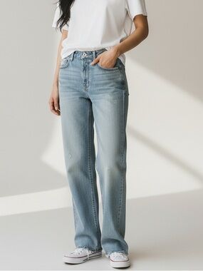 MAURICES  Edgely High Rise Relaxed Straight Leg Jean 10 Light Wash EUC